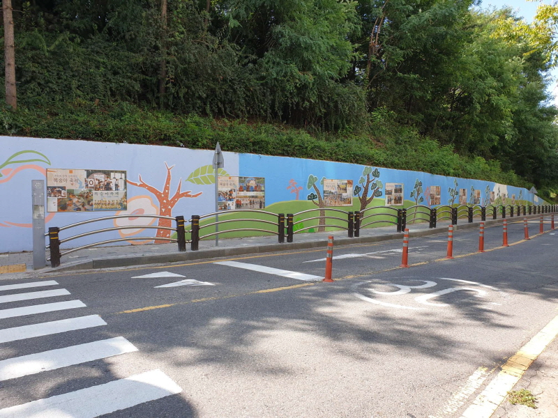 ���ֻ� �ѷ��� ������, �۳����� ���縦 ǰ�� �����