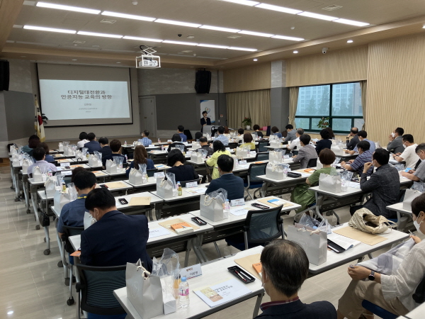 ��õ��������û, �ʡ��ߵ� �б��� ��� �ΰ�����(AI)���� ������ȭ ���� �ǽ�